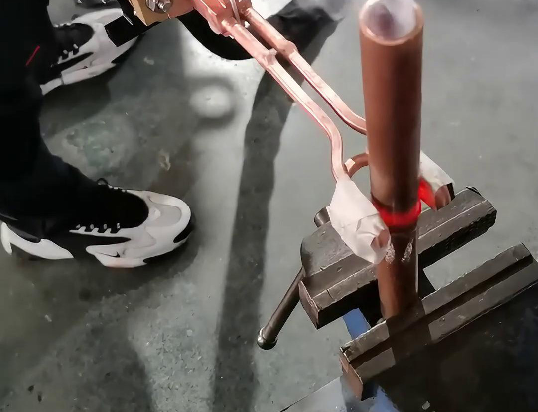 手持式高頻焊機(jī)的價(jià)格相對(duì)較高，但其高效、靈活、高質(zhì)量的銅管焊接特點(diǎn)