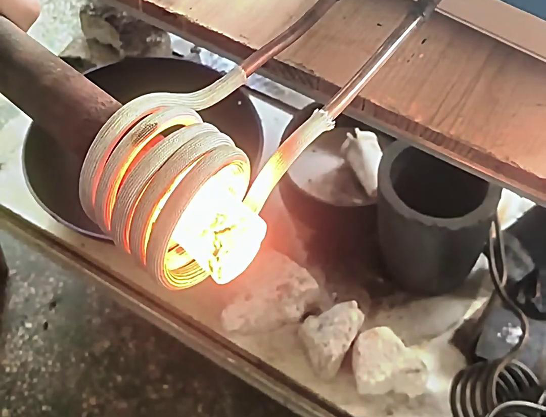 高頻機棒料加熱適用于需要快速加熱至特定溫度的應(yīng)用場景，如熱處理、熱鍛、焊接等工藝。
