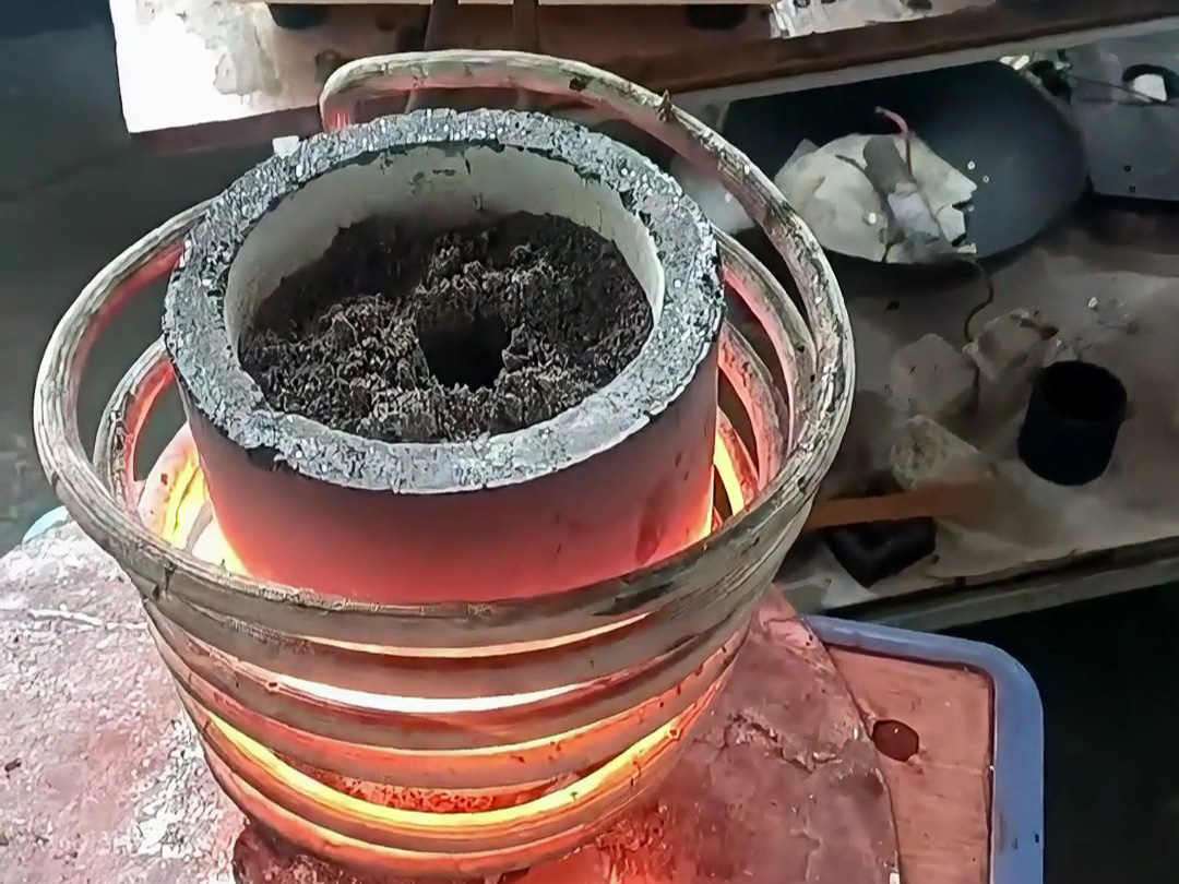 海拓高頻熔煉爐礦石熔煉實(shí)測(cè)：金屬含量達(dá)標(biāo)即可提煉，原礦篩選后輕松分離！