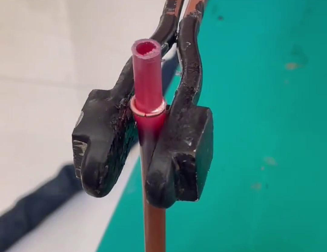 散熱器銅管對接焊用手持式高頻機，只要三秒就可以焊接完成，看一看效果如何