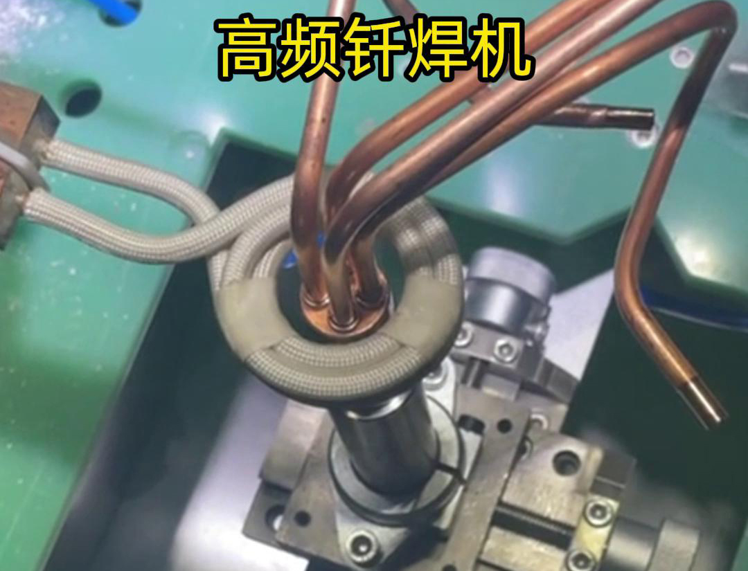 在雙工位自動感應(yīng)釬焊設(shè)備中，每個工位都配備了獨立的感應(yīng)加熱系統(tǒng)和釬焊工具，確保兩個工位可以同時進行焊接作業(yè)