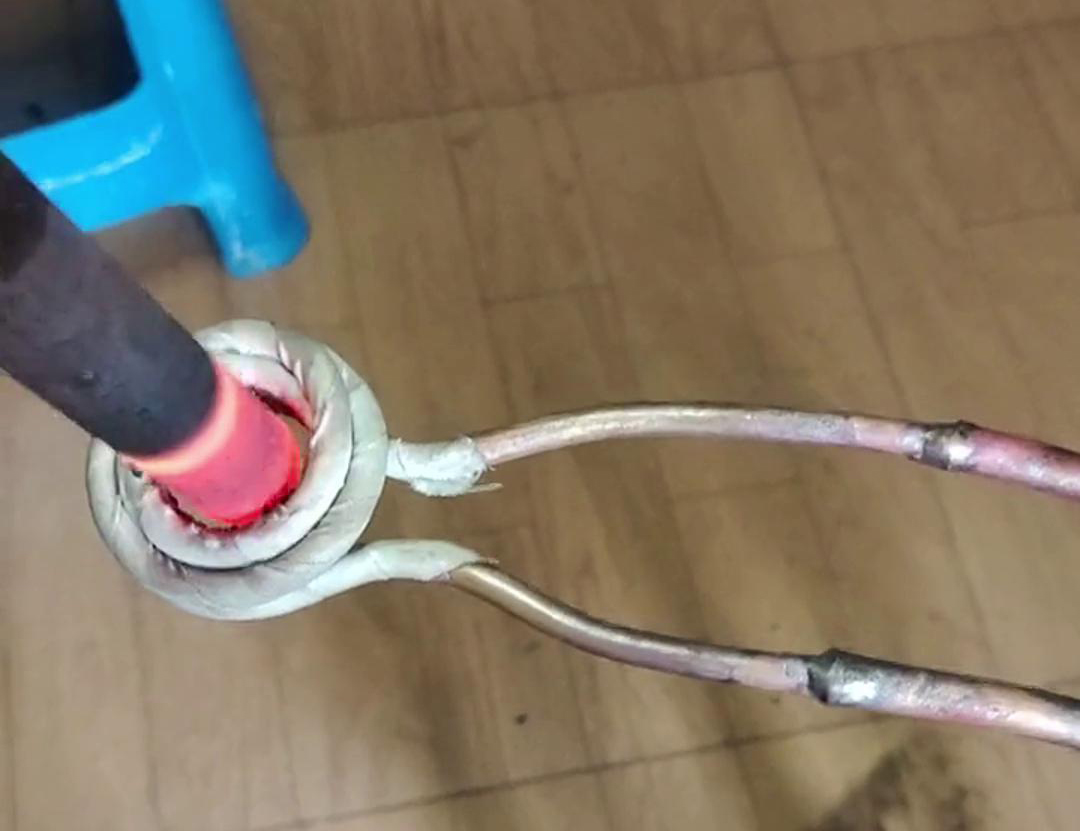 高頻加熱機(jī)配合軟連接加熱工件是一種高效且靈活的加熱方式，