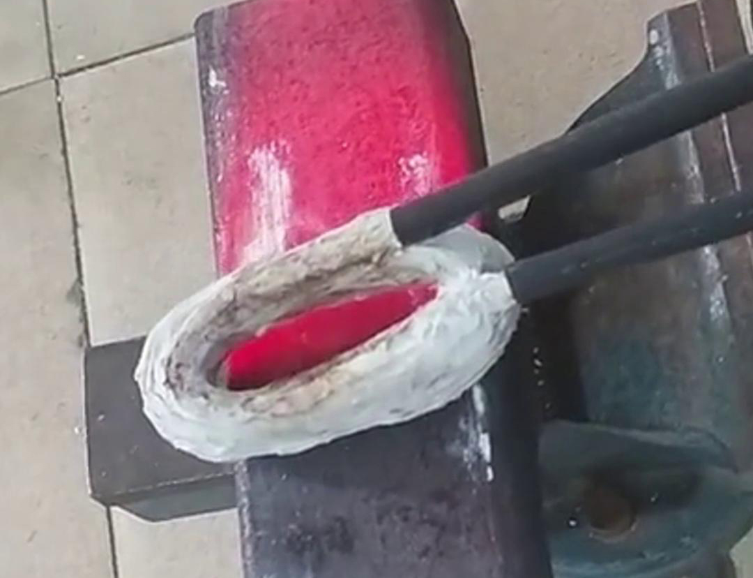 手持式高頻加熱機(jī)在方管加工中，它可以用來(lái)實(shí)現(xiàn)焊接預(yù)熱、局部退火、彎曲軟化等工藝需求