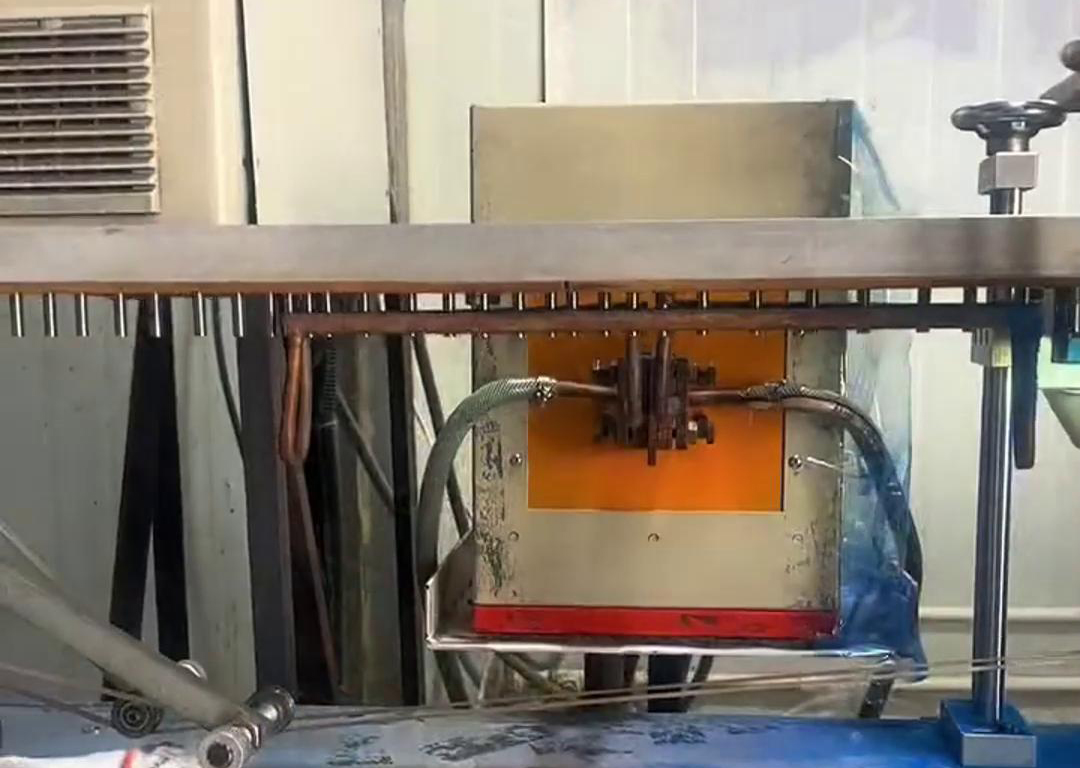 通過振動盤自動化上料到輸送帶，然后高頻電源對要加熱的工件進(jìn)行局部加熱，根據(jù)工藝要求直接經(jīng)過容器 ，讓其局部覆蓋一層涂料