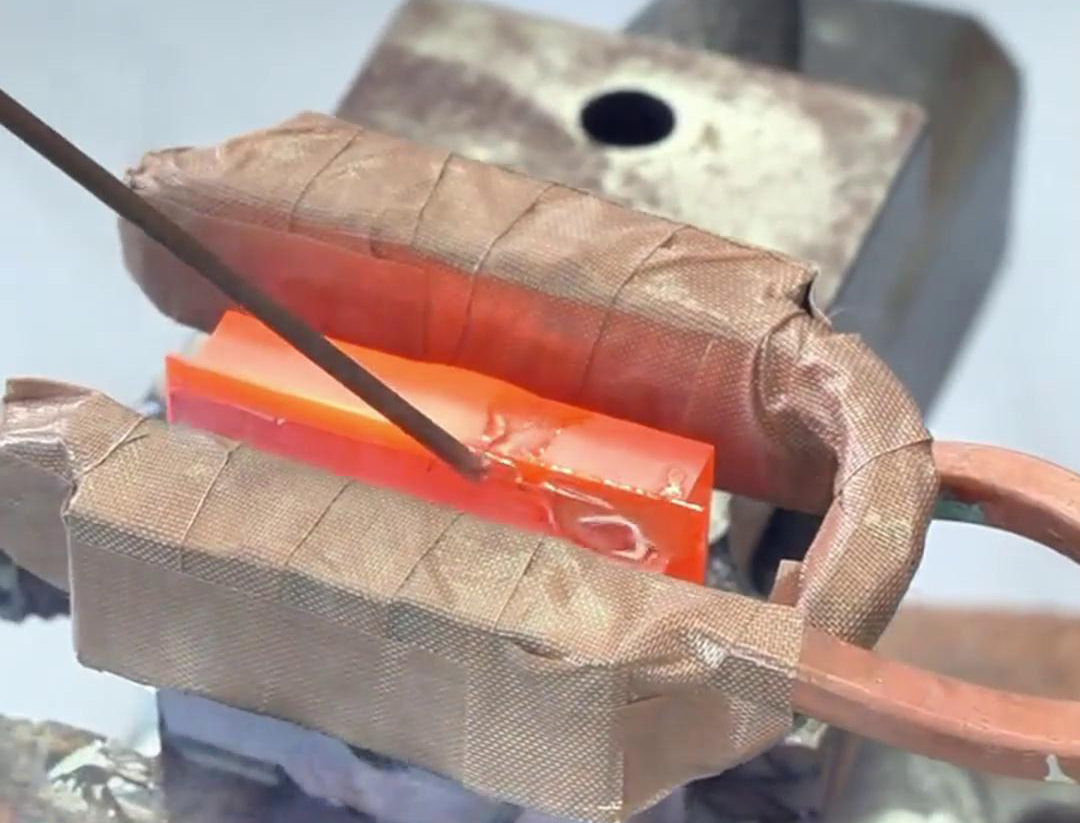 高頻焊接機(jī) 采用高頻振蕩技術(shù)，可以實(shí)現(xiàn)快速、高效的銅板焊接
