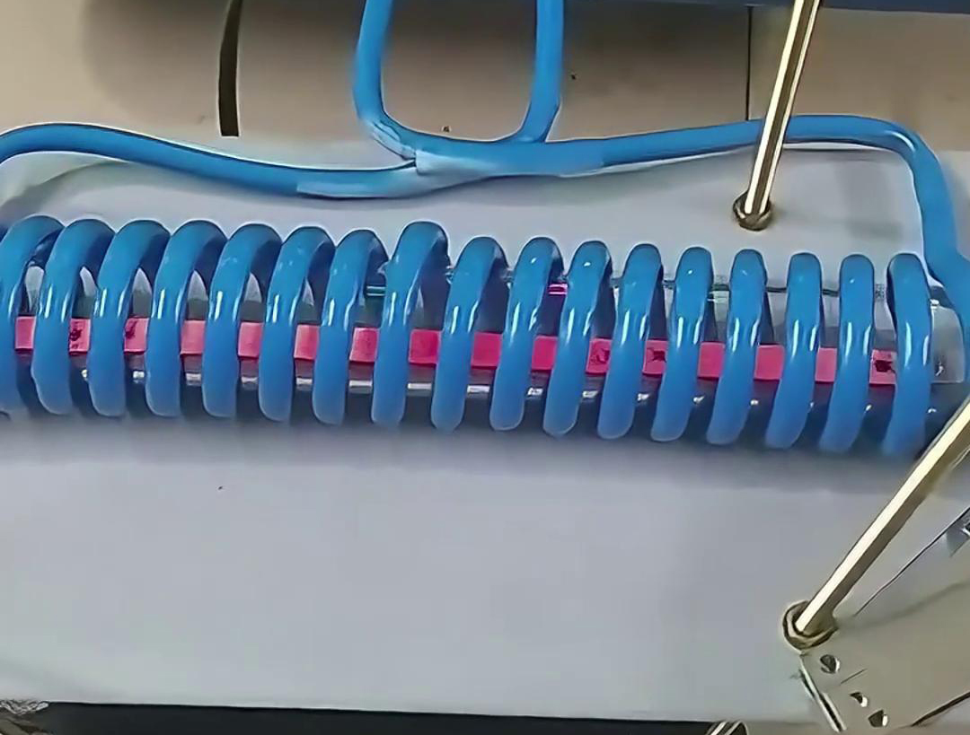 定制的高頻退火機(jī)，主要用于雙孔墊片在線退火使用