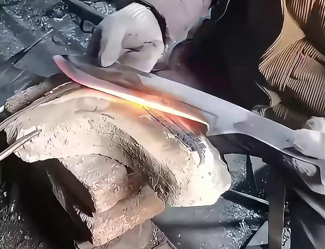 高頻淬火機(jī)對刀具刃口淬火熱處理是一種高效、節(jié)能的金屬熱處理工藝
