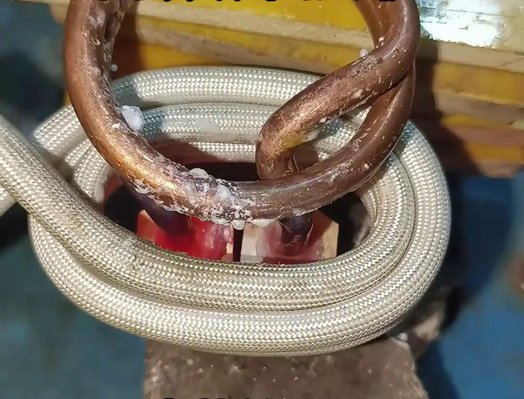 高頻焊接機能夠將電熱管的紫銅和黃銅加熱到焊接溫度，提高了焊接效率