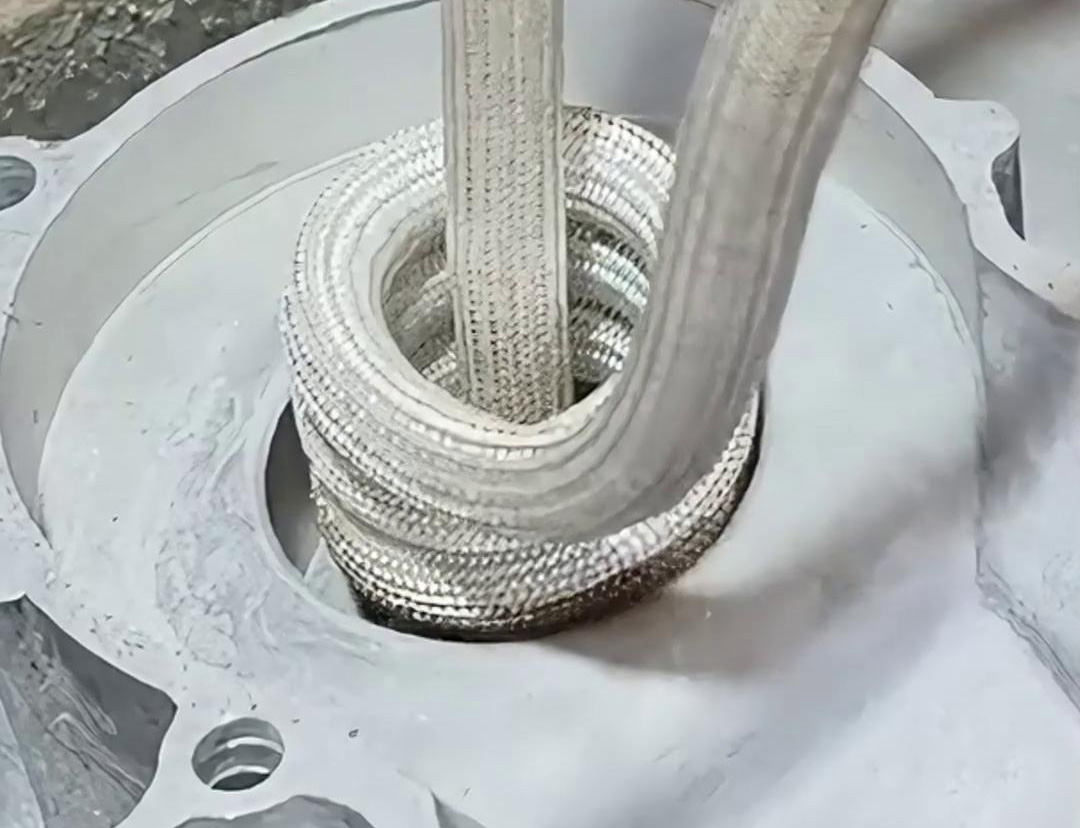 內(nèi)孔加熱裝配軸承，高頻加熱機(jī)10秒內(nèi)完成整個工藝流程