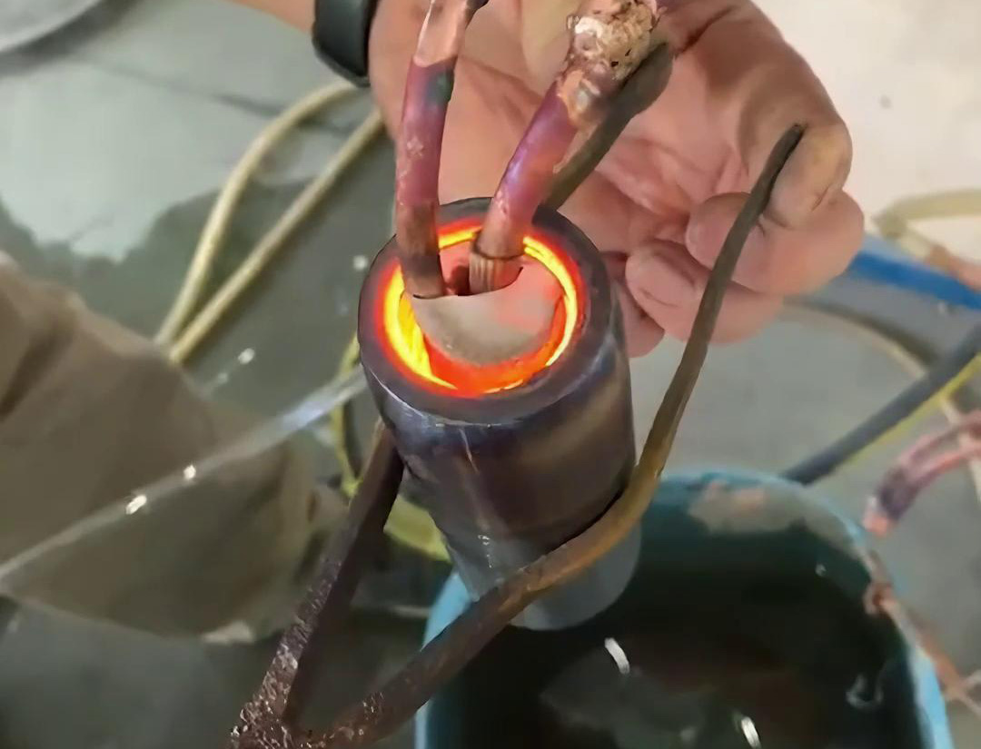 您要做內(nèi)孔熱處理嗎？那么這臺(tái)高頻加熱機(jī)就是您想要找的設(shè)備