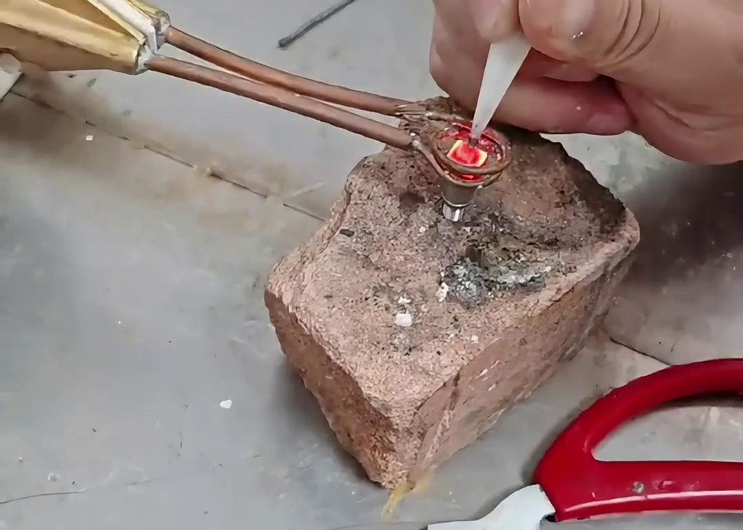 超高頻焊機憑借其獨特的工作原理和優(yōu)勢，在鎢鋼焊接方面表現(xiàn)出色