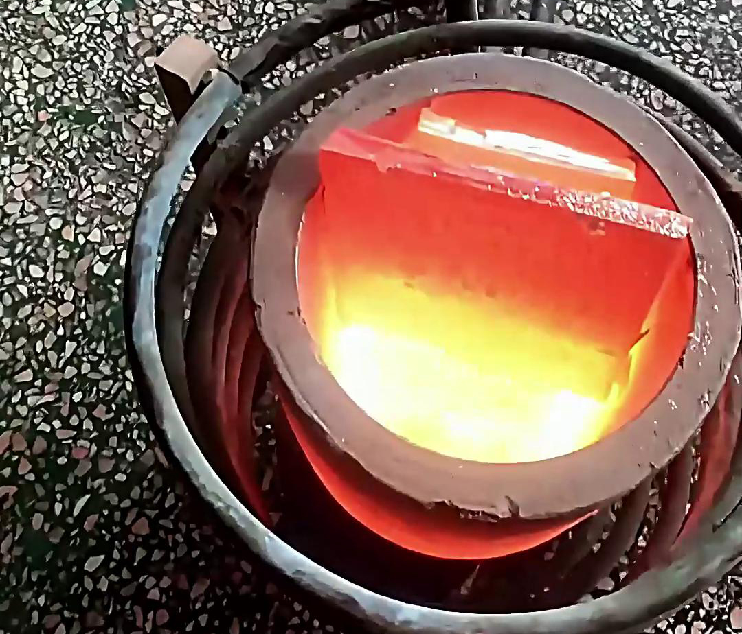 使用380V電壓的小型中頻熔煉爐，它的功率滿足熔煉金、銀、銅，10公斤容量