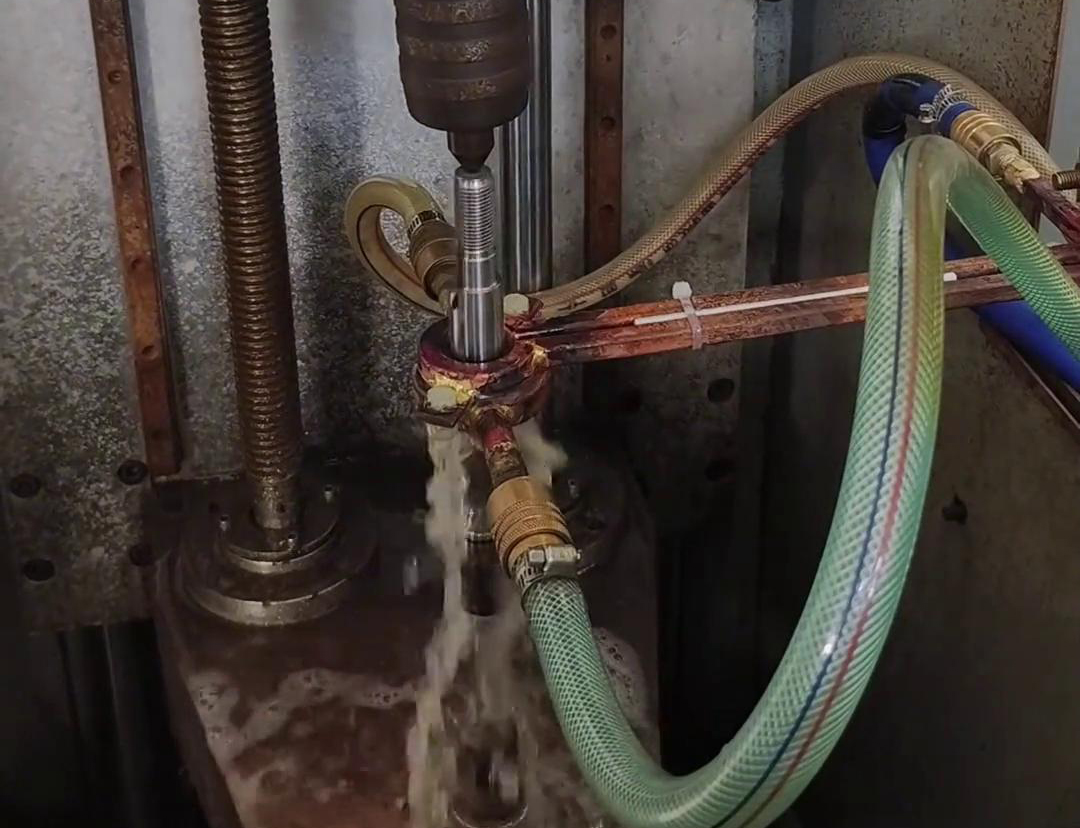 高頻淬火機床可以根據(jù)電機軸尺寸和淬火要求，實現(xiàn)自動化操作淬火
