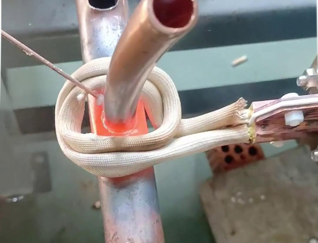 這款手持式高頻焊機(jī)就不一樣了，它焊接銅管操作簡單，新手幾分鐘就能學(xué)會