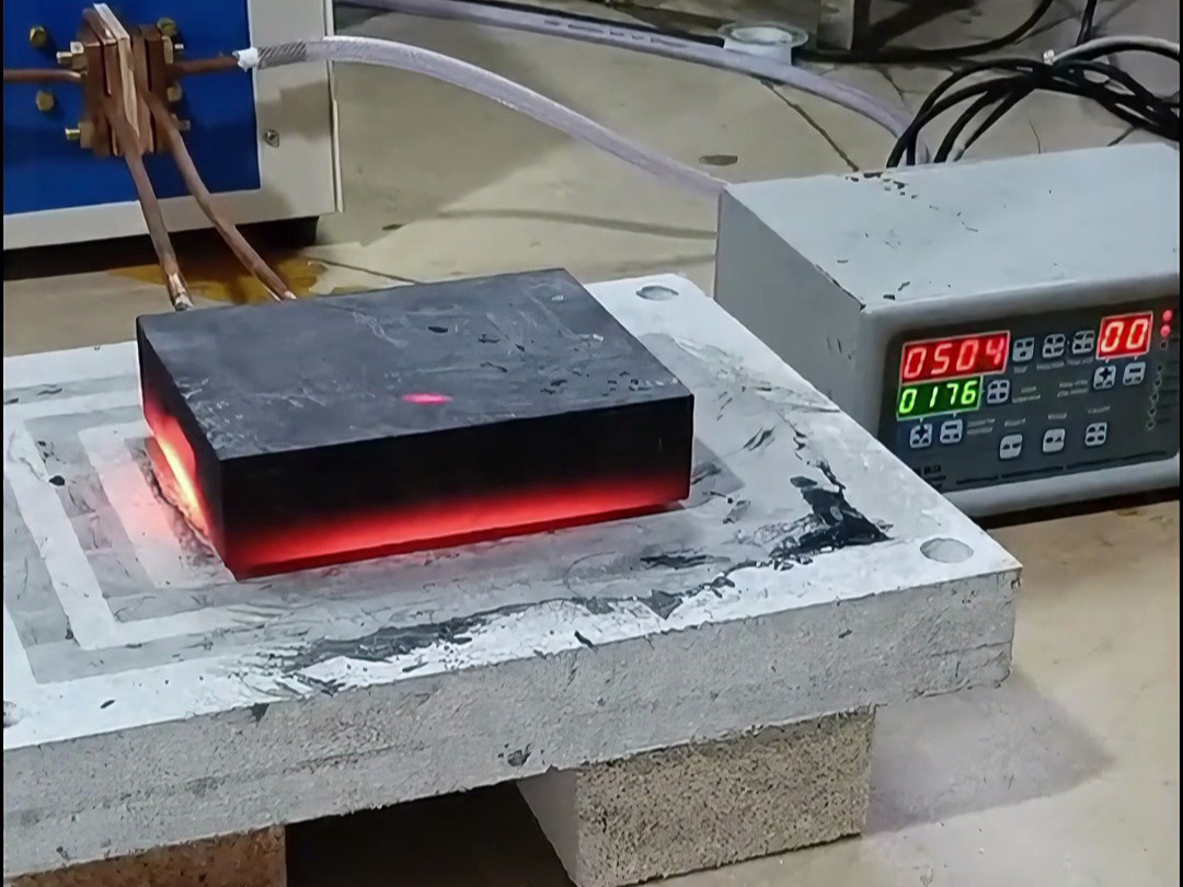 石墨模具加熱就使用高頻加熱機(jī)，導(dǎo)磁材料都可以高頻加熱