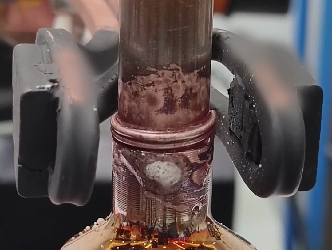 機(jī)械手帶動手持式高頻焊機(jī)左扭右擰，這樣焊接銅管效果更均勻